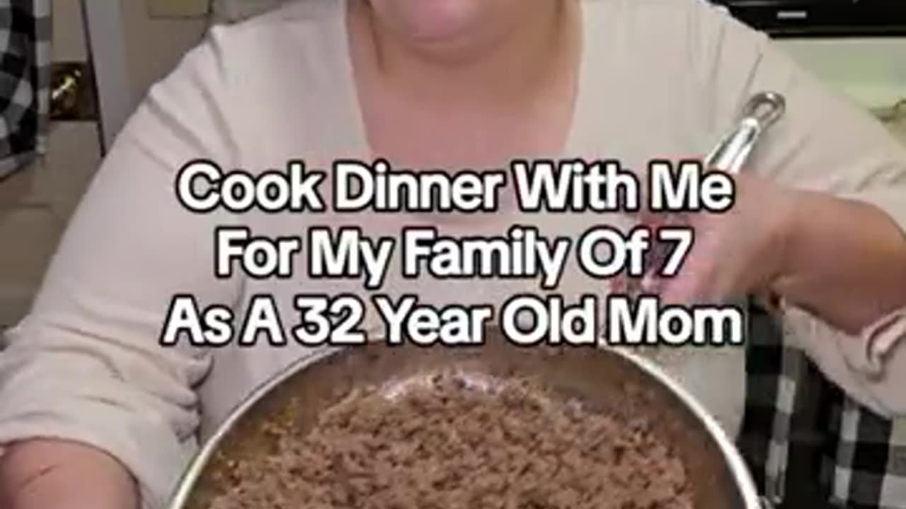 32岁的妈妈给一家七口做饭,没有技巧,全是罐头和调味料
