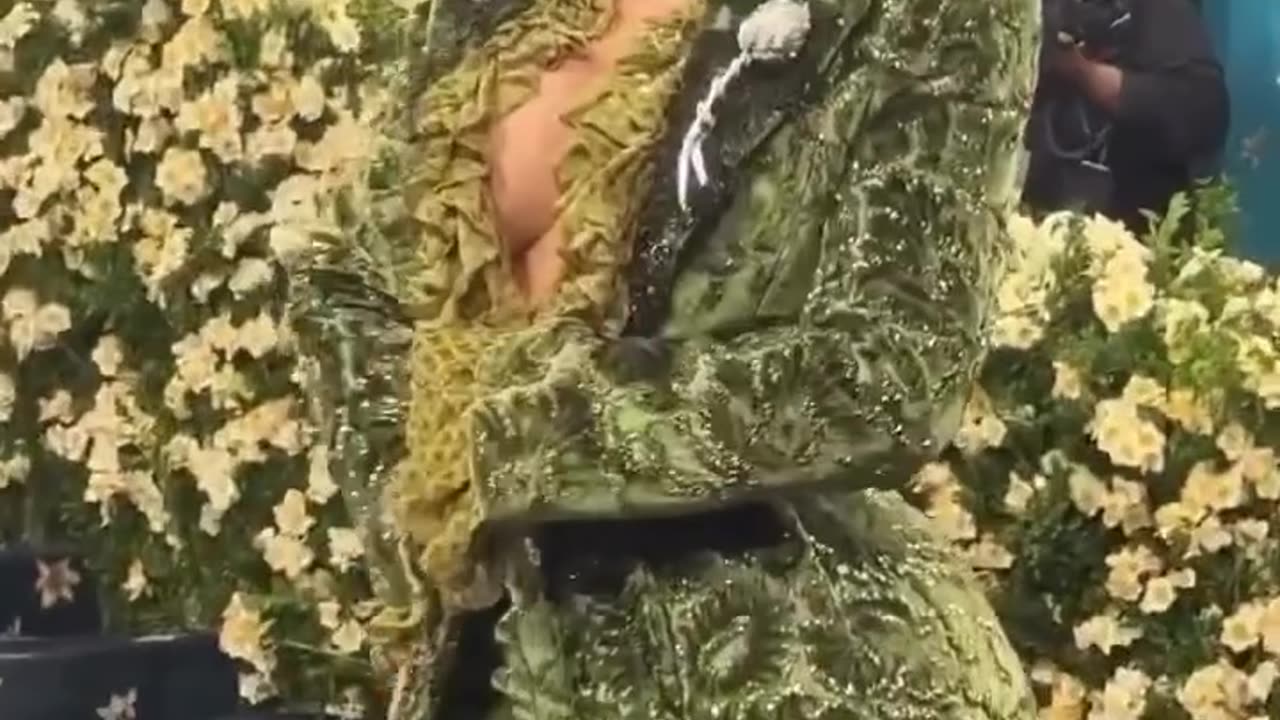 Met Gala NYC Cardi B With the Green Suit Effect!