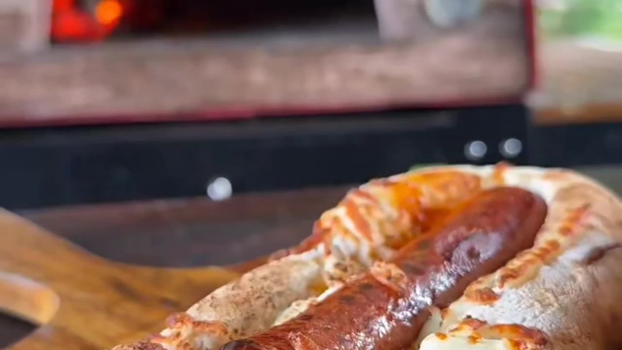 Sausage bread with refreshing toppings
