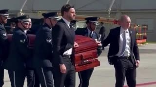 J.D. Vance encabeza la procesión con el ataúd de Charlie Kirk hacia su avión