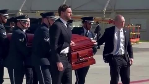 J.D. Vance encabeza la procesión con el ataúd de Charlie Kirk hacia su avión