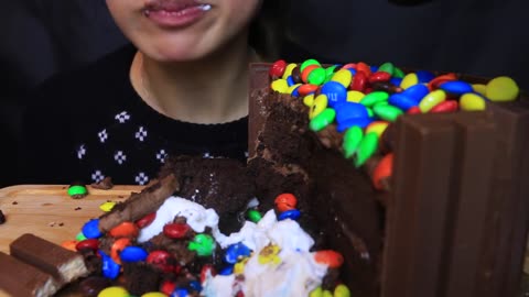 ASMR EATING M&M CHOCOLATE CAKE