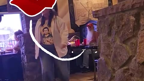 Mujer enfrenta a hombre con gorra de Trump en restaurante mexicano