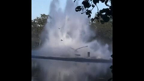 Helicóptero se estrella al intentar recoger agua de un estanque