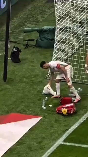 Hakimi tried to snatch Senegal keeper’s towel, repeating semifinal stunt. #Hakimi #japd