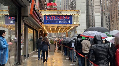 Tourists Line Up Early for “The Late Show” (Manhattan)