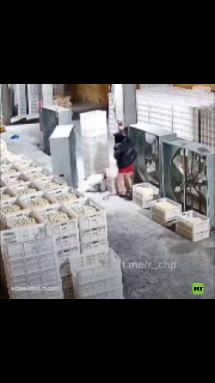 Un gran ventilador ‘se rebela’ y casi aplasta a una mujer en China