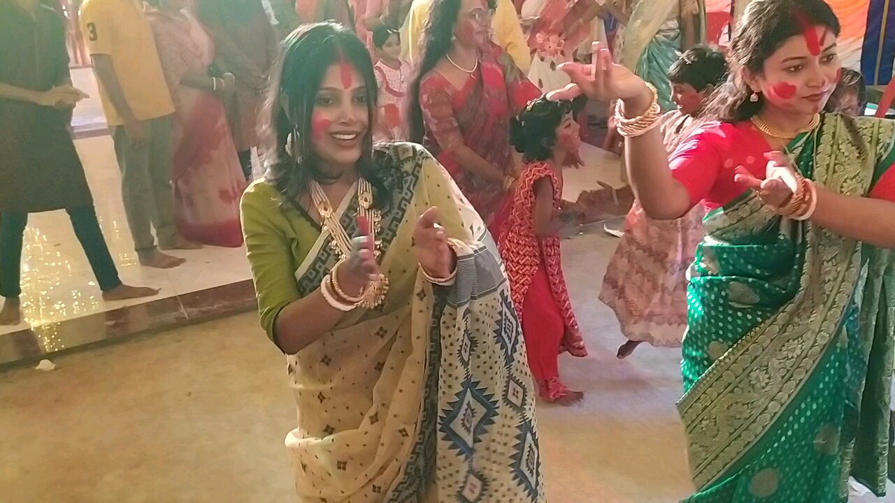 বাড়ির ২ বউয়ের নাচ