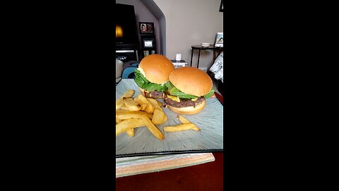 Eating Simple Truth Grass Fed And Finished Ground Beef Patties, Dbn, MI, 7/8/25