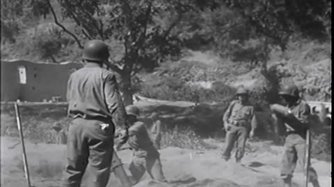 GENERAL EISENHOWER VISITS N... - GENERAL EISENHOWER VISITS NAPLES AND VOLTURNO FRONT - 111-adc-10408