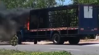 CAMION DE POSTOBÓN QUEMADO