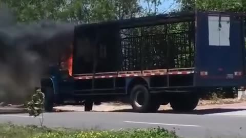 CAMION DE POSTOBÓN QUEMADO