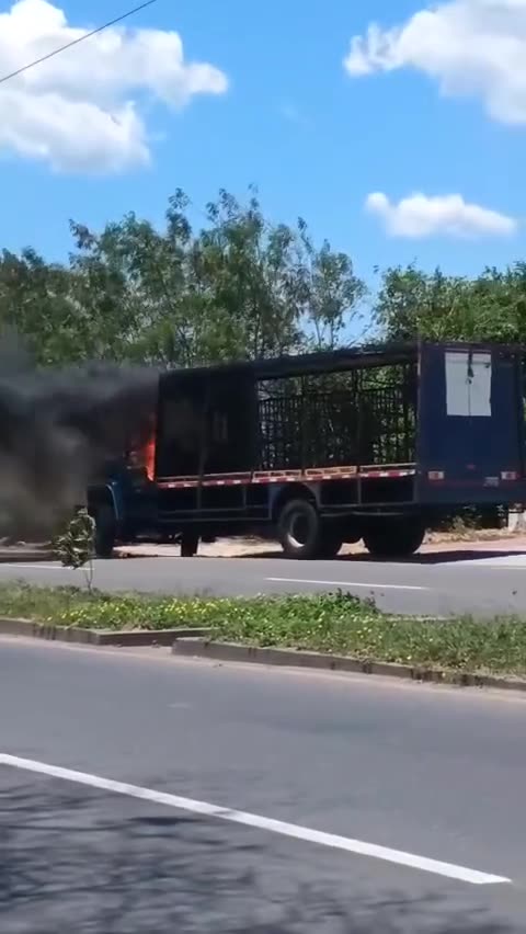 CAMION DE POSTOBÓN QUEMADO