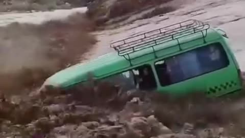 10 people were sitting in the car, suddenly water came and swept the car away, causing the