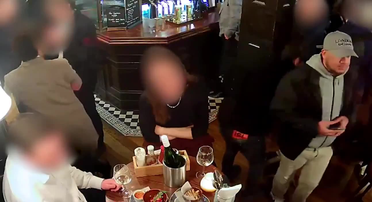 Muslim immigrants steal purse