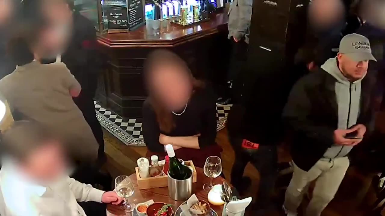 Muslim immigrants steal purse