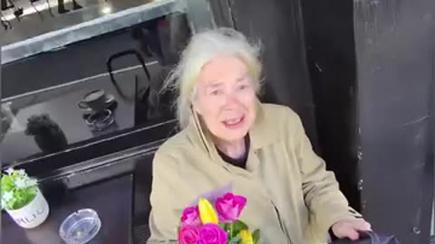 GIVING FLOWERS TO THE ELDERLY 💐🌹