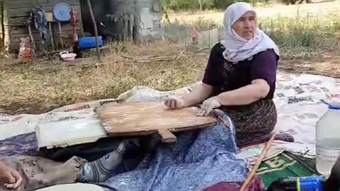 Folk Arabic Atmosphere, preparing loaves-Arabi Dehati mahhol mein,Rotyon ki tyyari 😍