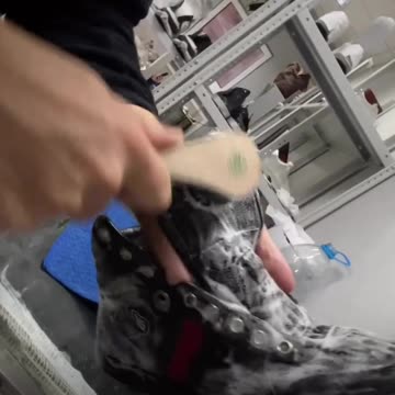 Восстановим обувь, сумки и изделия из кожи. Присылайте фото на оценку, контакты в описании профиля.