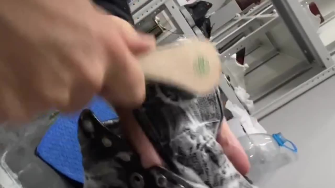 Восстановим обувь, сумки и изделия из кожи. Присылайте фото на оценку, контакты в описании профиля.