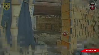 💥 Ukrainian FPV drone destroyed a Russian ammunition depot hidden in a hangar.