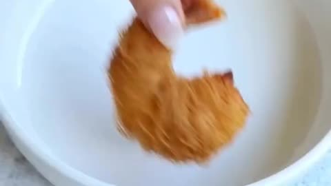 shrimp wrapped with glass noudles and then deep fry, it super crispy and delicious.