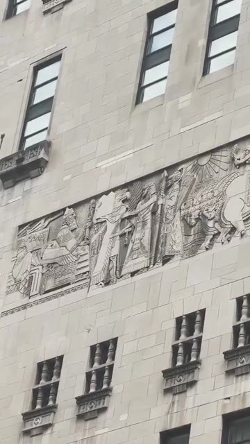 EGYPTIAN SYMBOLOGY ON A CHICAGO SKYSCRAPER