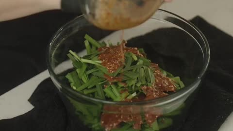 Bucho Muchim: Its spicy and fresh taste as well as the health benefits of Chinese scallions