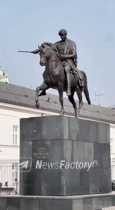 Pomniki tańczą SI video