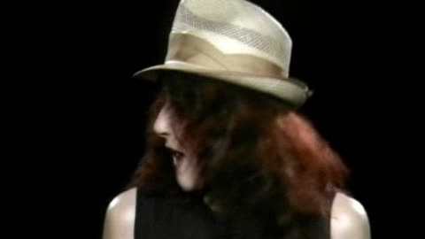 Kate Bush - Them Heavy People = Live