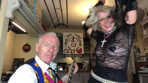 20220807 Toyah And Robert's Sunday Lunch - Crazy Train [HGFHSXyLjgE]