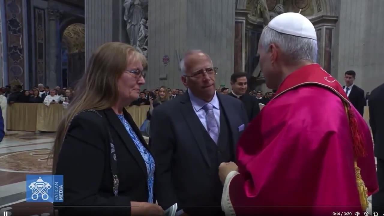 Đức Giáo hoàng Leo XIV ôm chặt người anh cả Louis Prevost tại Vương cung thánh đường Thánh Peter.