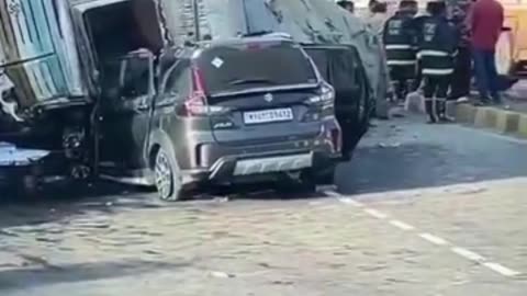 Achanak Tarka car pe gira – sab bhag gaye!"