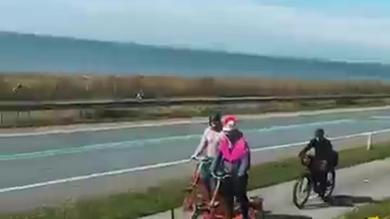 මෙම වීඩියෝවට* "Creative Tandem Bike Hack – Smart or Dumb? 😂" *!