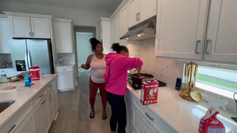 COOKING With MIKAYLA , SPAGHETTI & GARLIC BREAD FOR DINNER 😋🔥