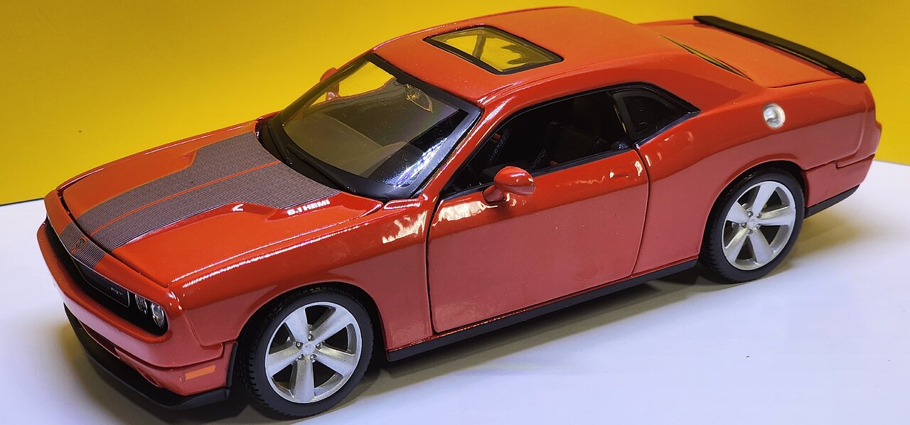2008 Challenger SRT 8 (1/24 Scale)