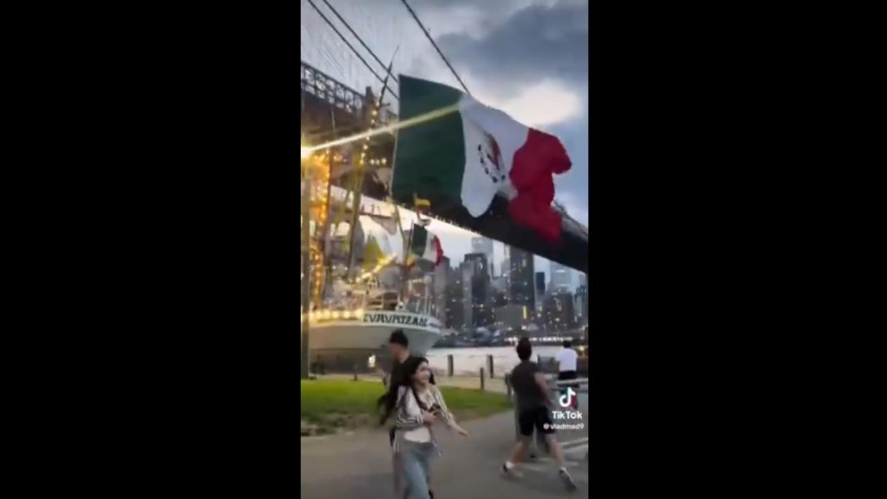What the? Mexican Naval training ship crashes into Brooklyn Bridge