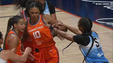 👀 TECH, Angel Reese SHOVES Ododa after getting HAIR PULLED | Chicago Sky WNBA women's basketball