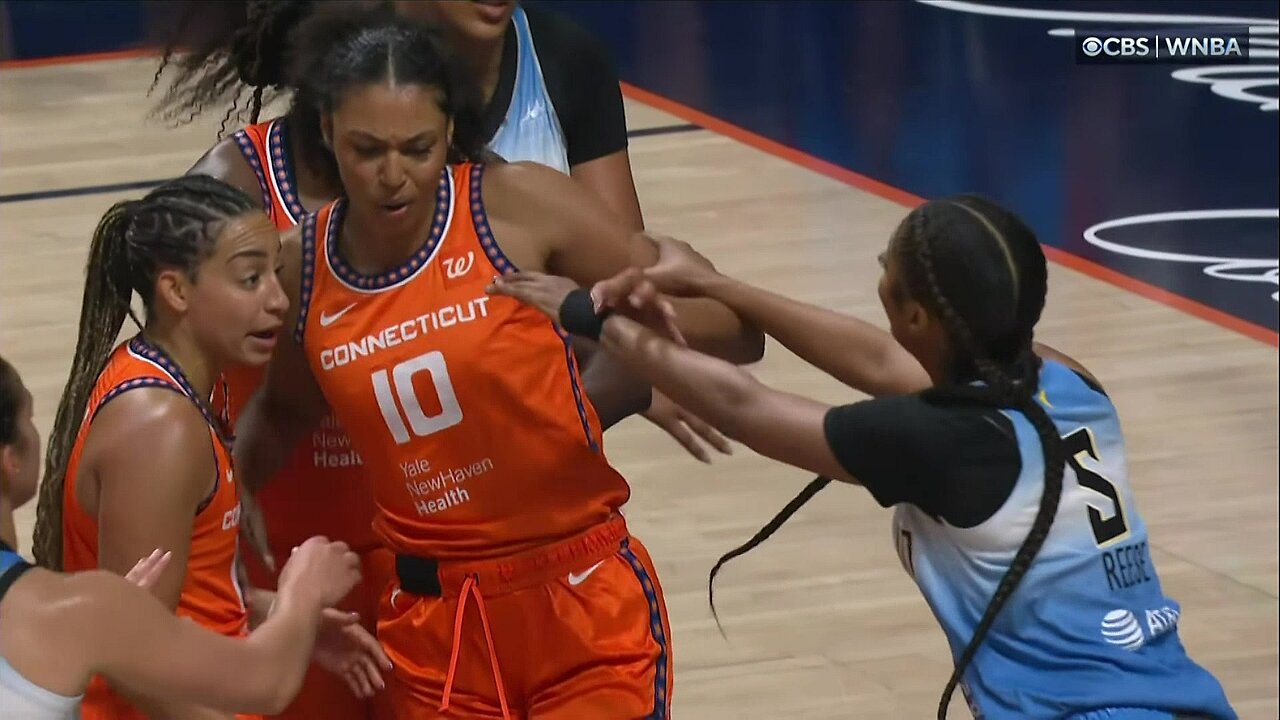 👀 TECH, Angel Reese SHOVES Ododa after getting HAIR PULLED | Chicago Sky WNBA womens basketball