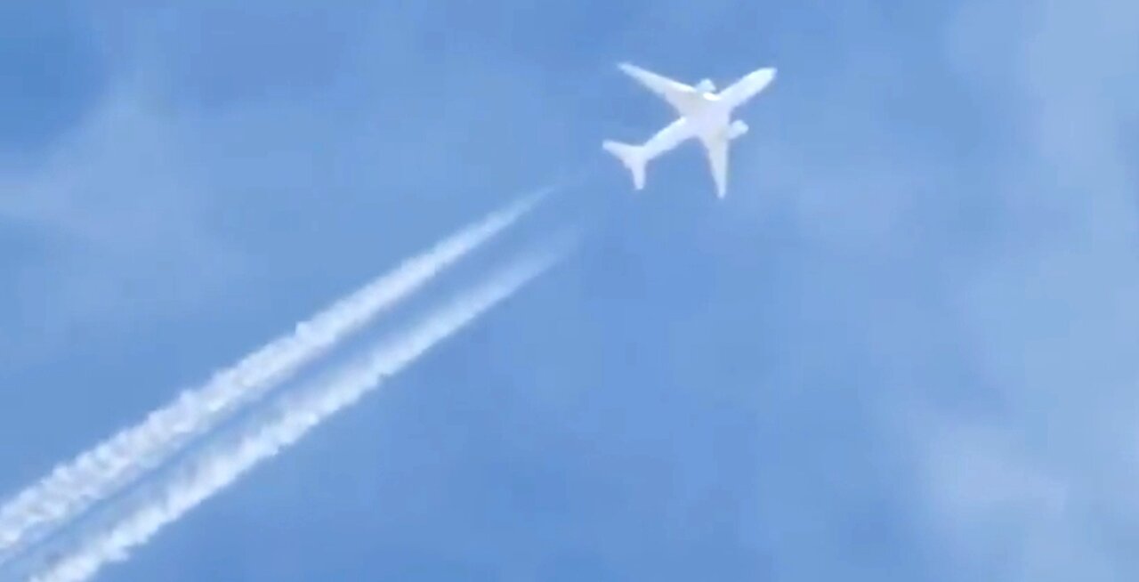 THIS WHY THE SKY LOOKS WEIRD MOST DAYS. TRUMP LET'S CHINA SPRAY US TOO🔥