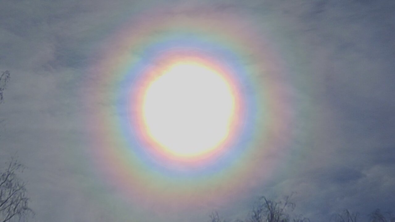 31.3, 2.4.2025: Sun halo, white trails, halo color, weird clouds