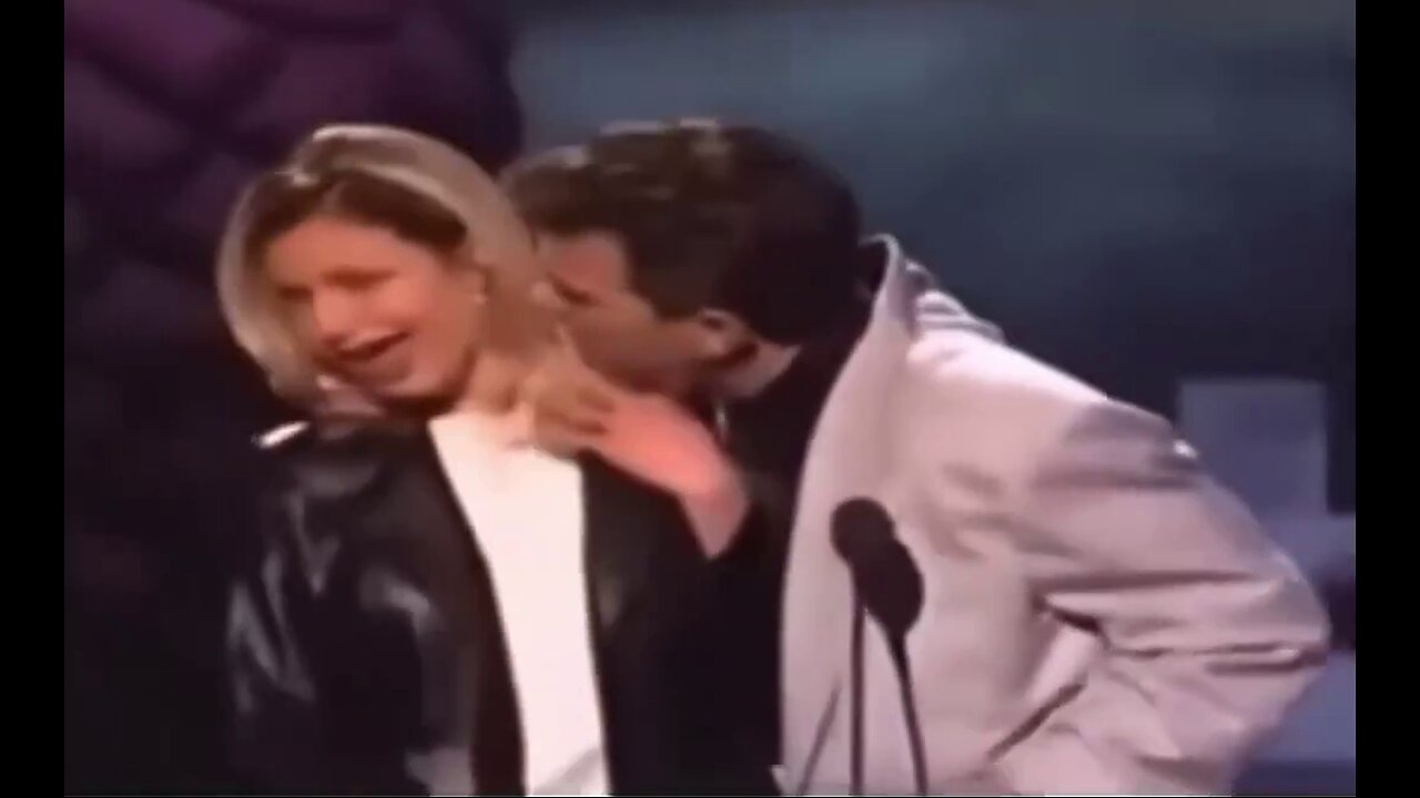 Cameron Diaz was forcibly kissed by Chris Isaak. Jim Carrey gets revenge - MTV Awards 95