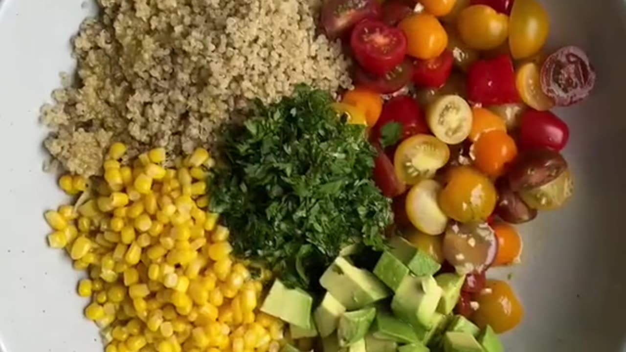 "🌟 Superfood Elegance: Quinoa & Avocado Salad 🥑🥗"
