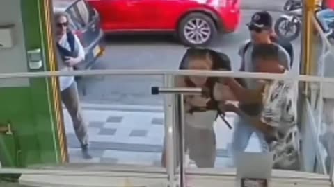American Tourist Leaves Girlfriend to Fight off Armed Mugger in Columbia