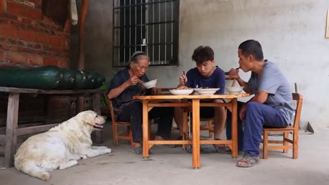 Grandma uses 500 kilograms of winter melon to make delicious food