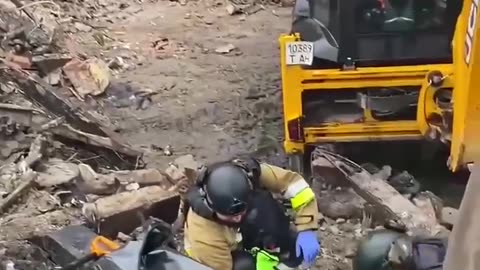 😔 In Kramatorsk, a woman's body was recovered from the rubble after a missile attack