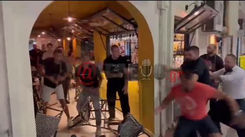 makeleio.gr - Κουμπουροφόροι γ#φτοι απειλούν να πυροβολήσουν στο κέντρο της Ζακύνθου