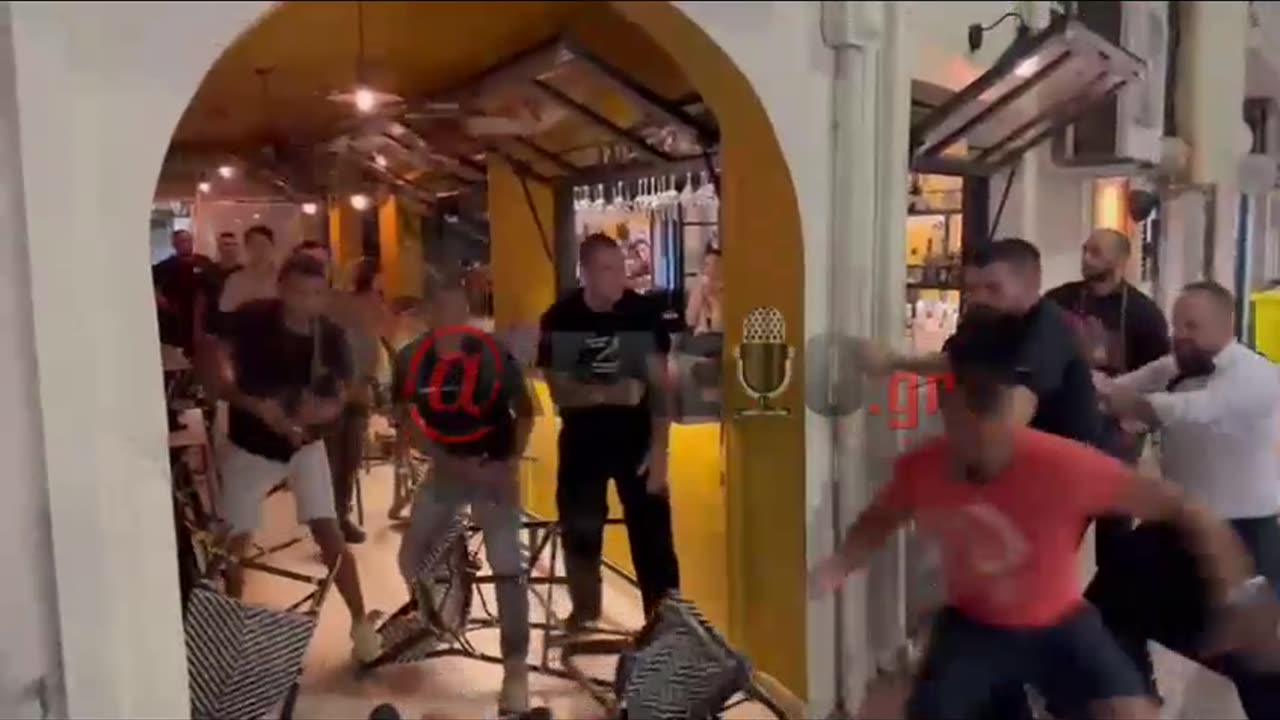 makeleio.gr - Κουμπουροφόροι γ#φτοι απειλούν να πυροβολήσουν στο κέντρο της Ζακύνθου