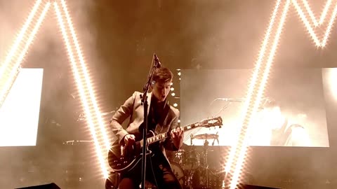 Crying Lightning - Arctic Monkeys (live)