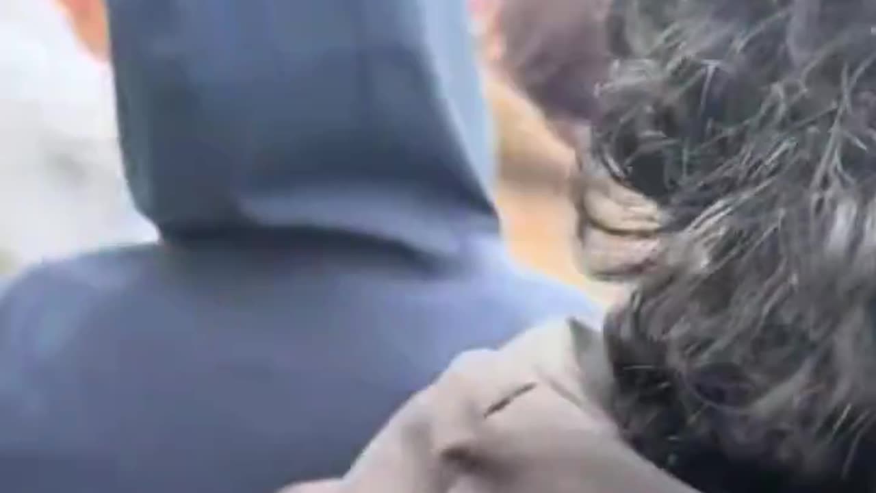 🚨🇬🇧BREAKING NEWS British man attacked by migrants in London.